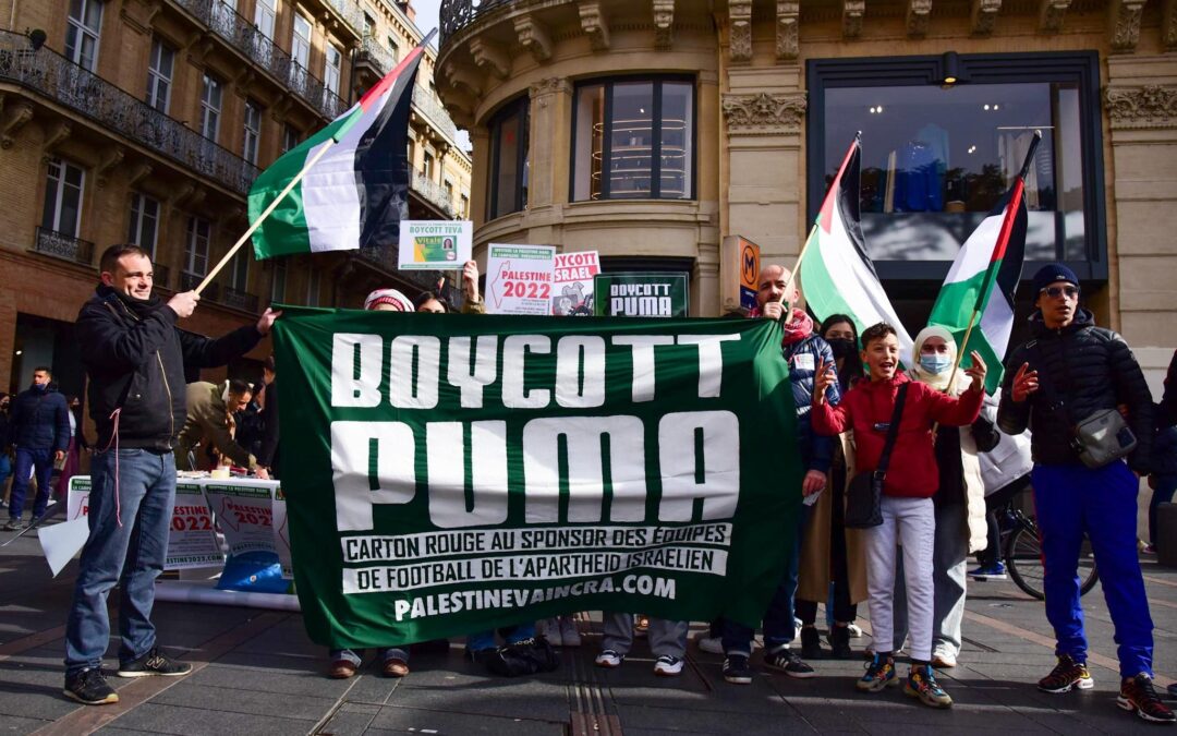 Dans le centre ville de Toulouse, la campagne #BoycottPUMA reçoit un large soutien