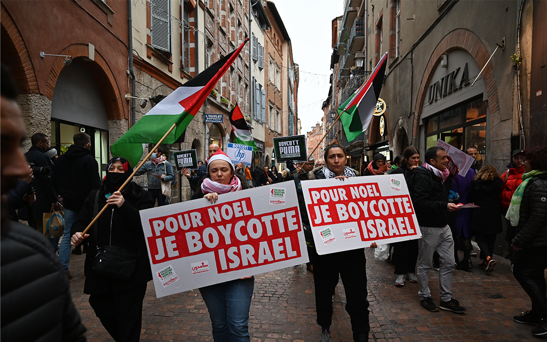 Un Boycott Tour défile dans le centre-ville de Toulouse pour promouvoir le boycott d’Israël