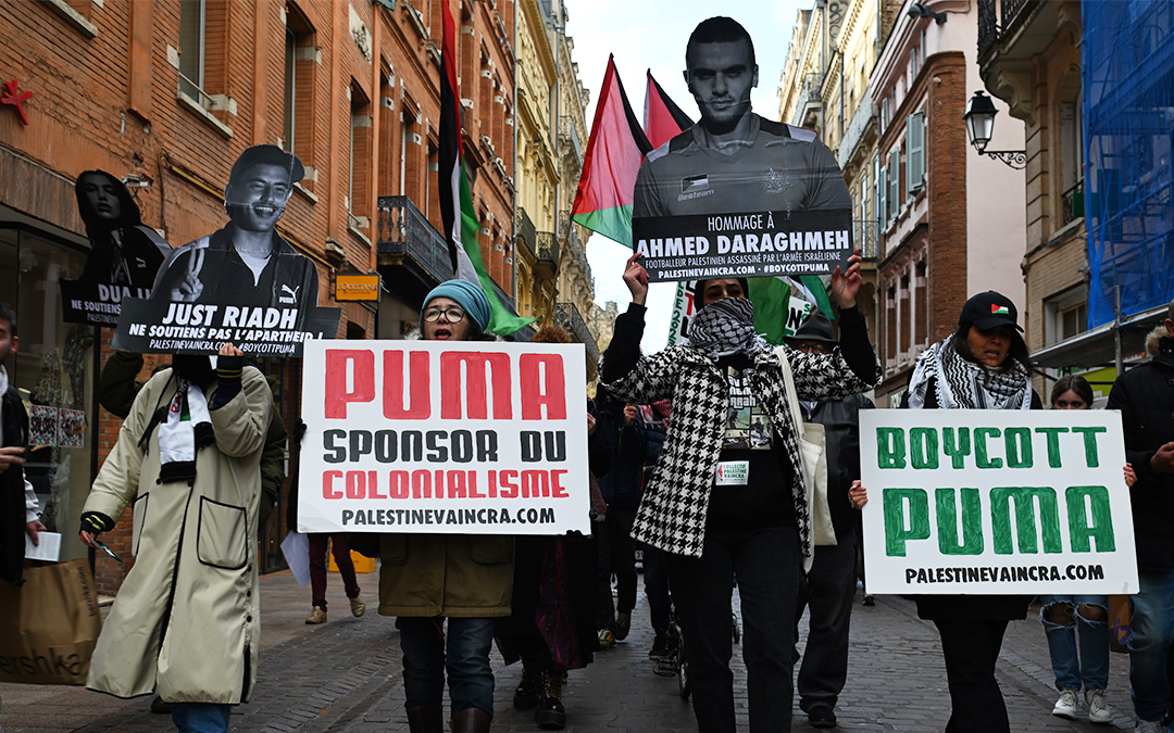 La campagne #BoycottPUMA s’invite dans l’hypercentre de Toulouse