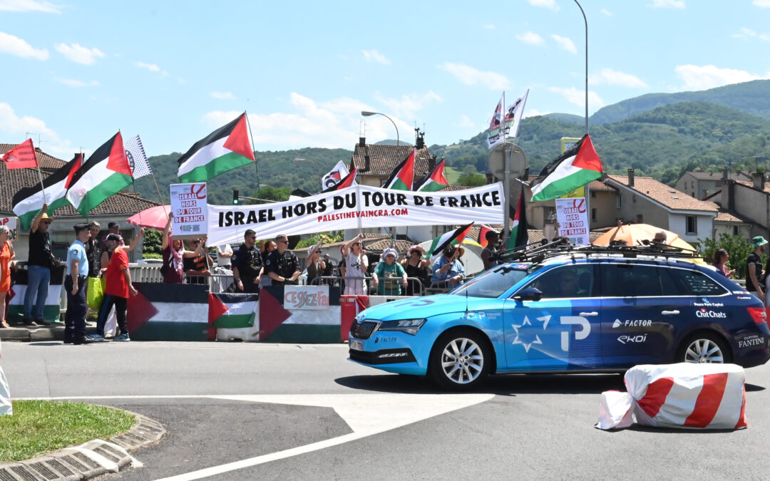 #TDF2024 : Mobilisation à Saint-Girons contre la participation de l’équipe Israel Premier Tech au Tour de France